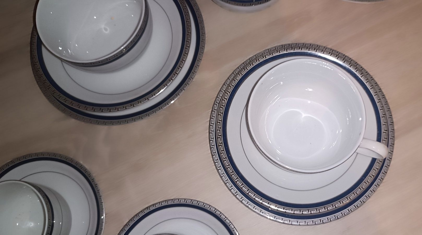 Porcelanowy komplet filiżanek ze spodkami.