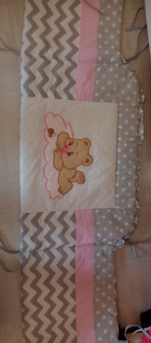 Ochraniacz na łóżko niemowlęce różowy dla dziewczynki