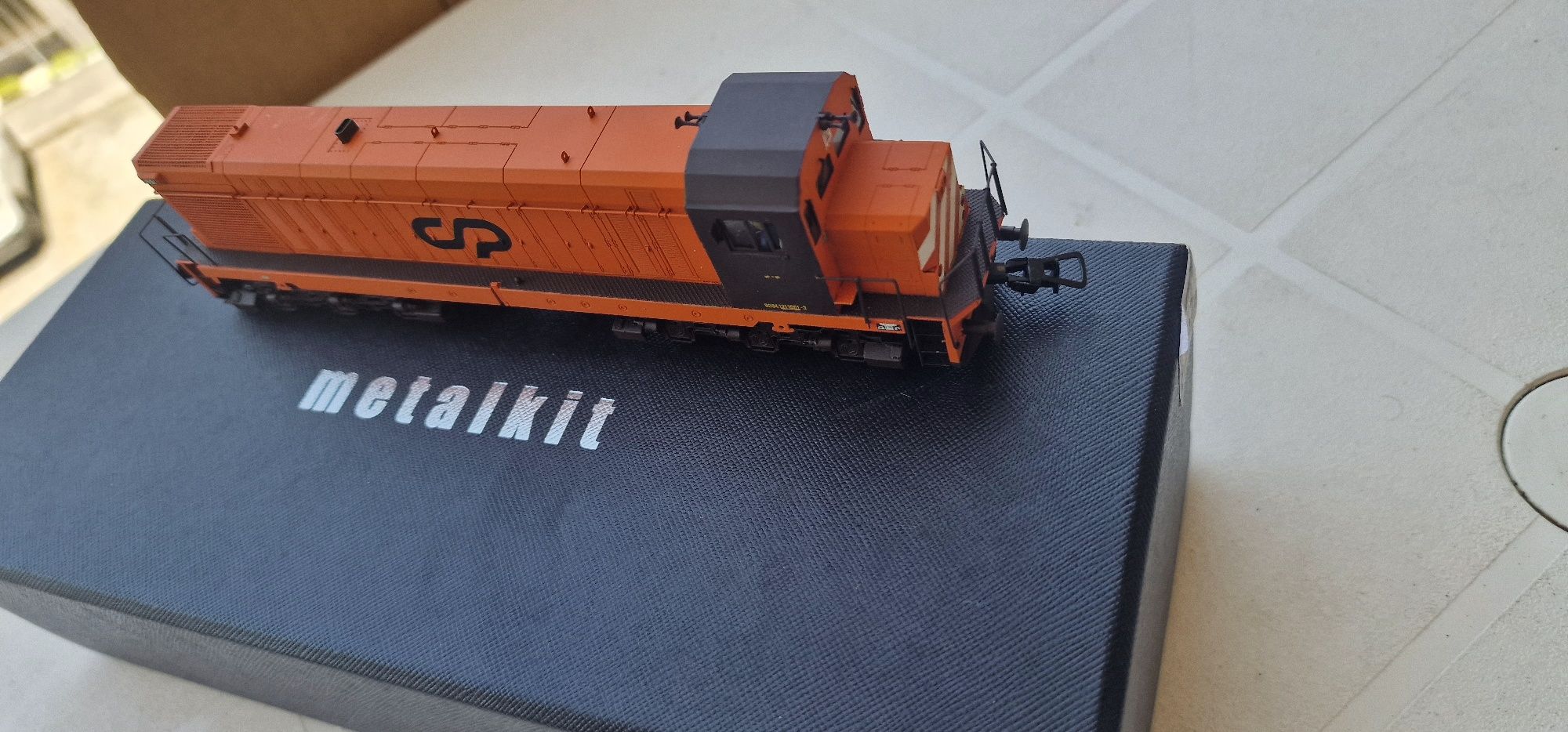 Locomotiva em latão  nova caixa ler texto.
