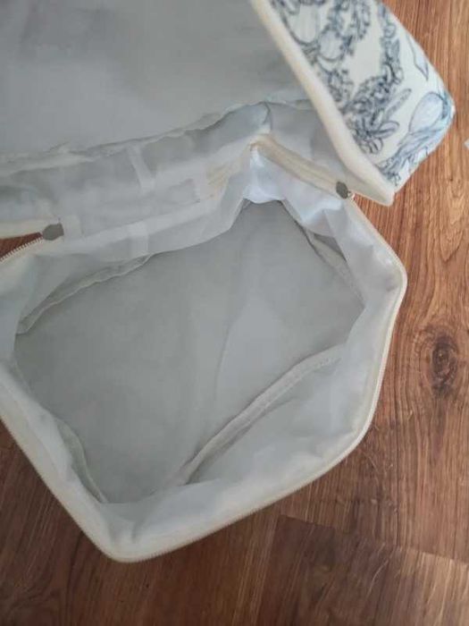 Elegancka duża pojemna kosmetyczka kuferek wzór kwiatowy.