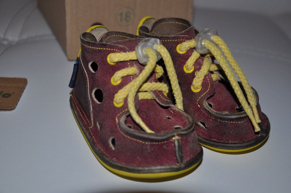 Buty buciki GUCIO trzewiki r.18 wrzos duże dziurki skóra żłobek