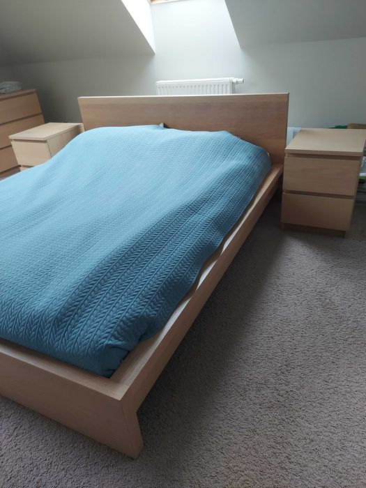 Łóżko z szafkami nocnymi