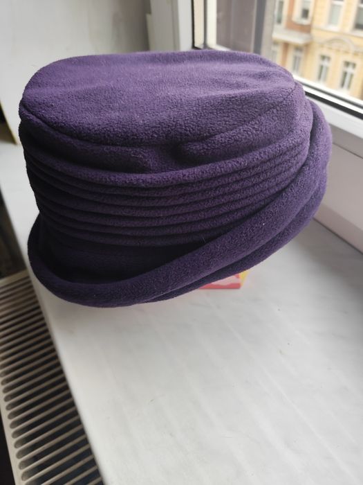 Fioletowy kapelusik damski