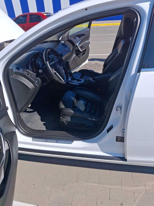 Автомобіль опель інсігнія