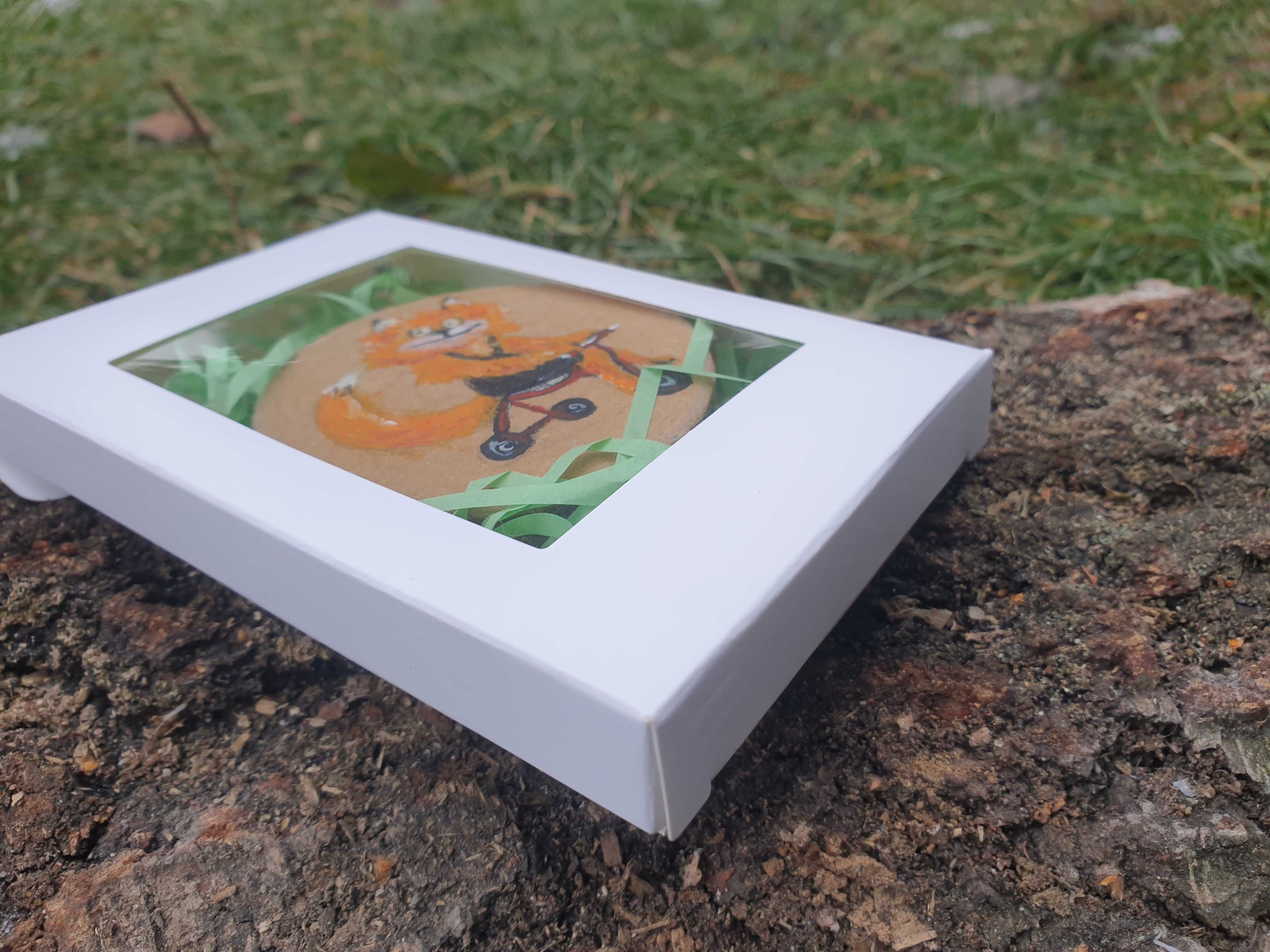 Magnes ręcznie malowany na plastrze drewna lis rower+ pudełko