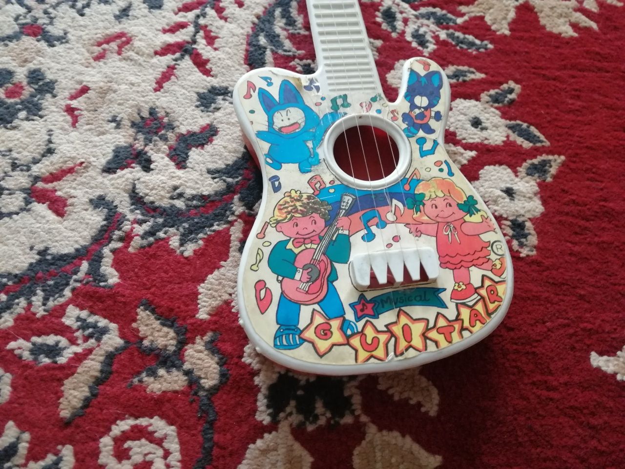 Gitarka dla dzieci i kolekcjonera.