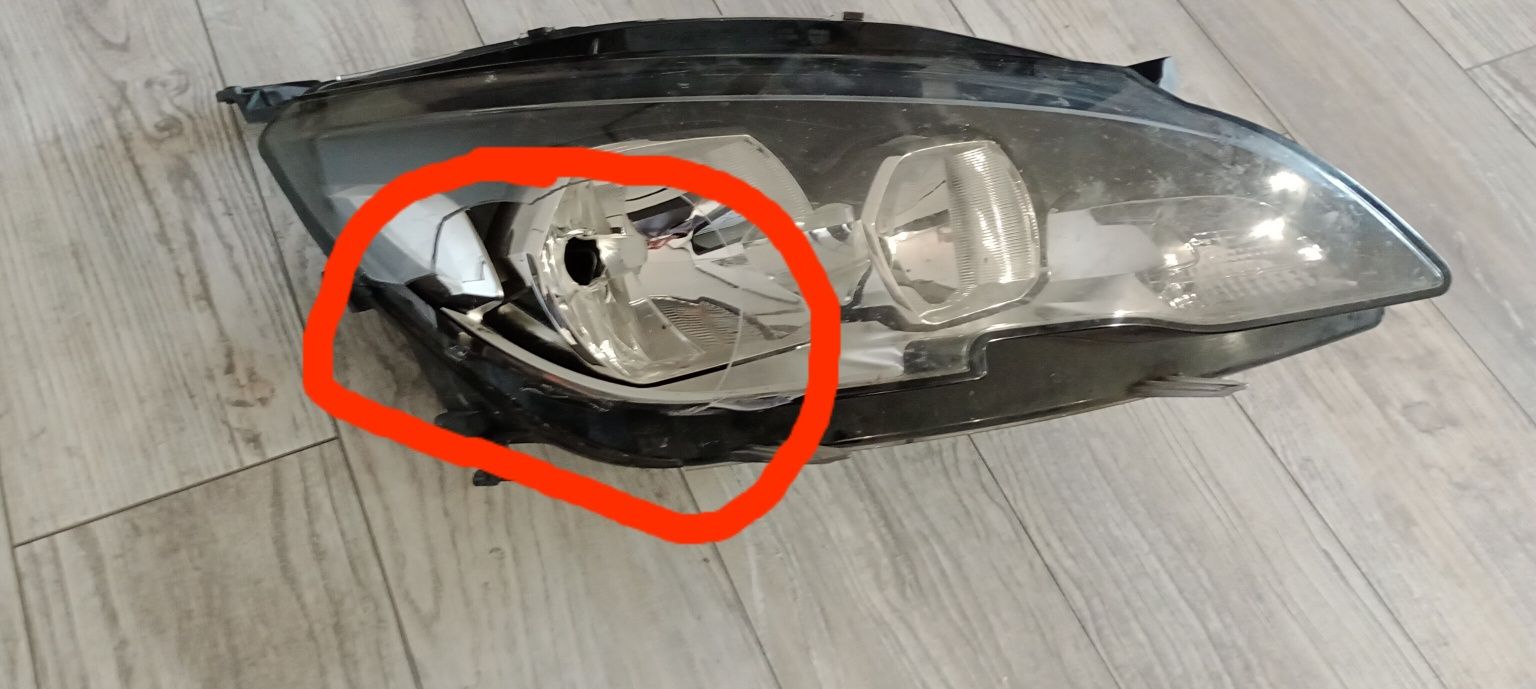 Lampa przód prawa peugeot 308