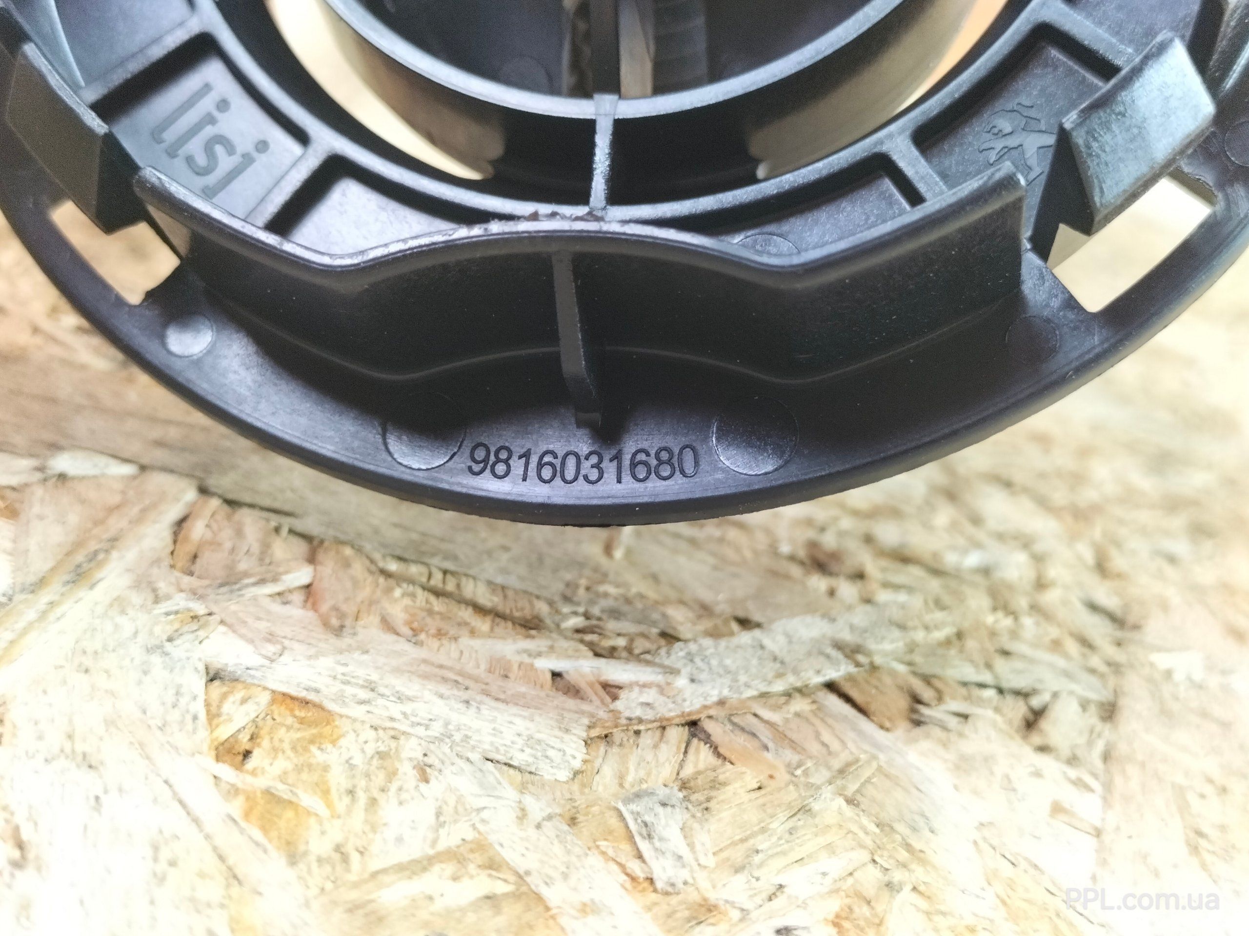 Opel Corsa F 19- C3 308 болт запасного колеса 9816031680 / 9816990180