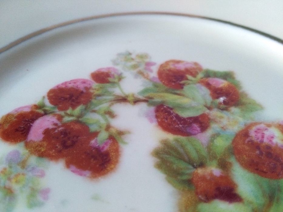 Talerz porcelana ecru truskawki złocony kremowy stary