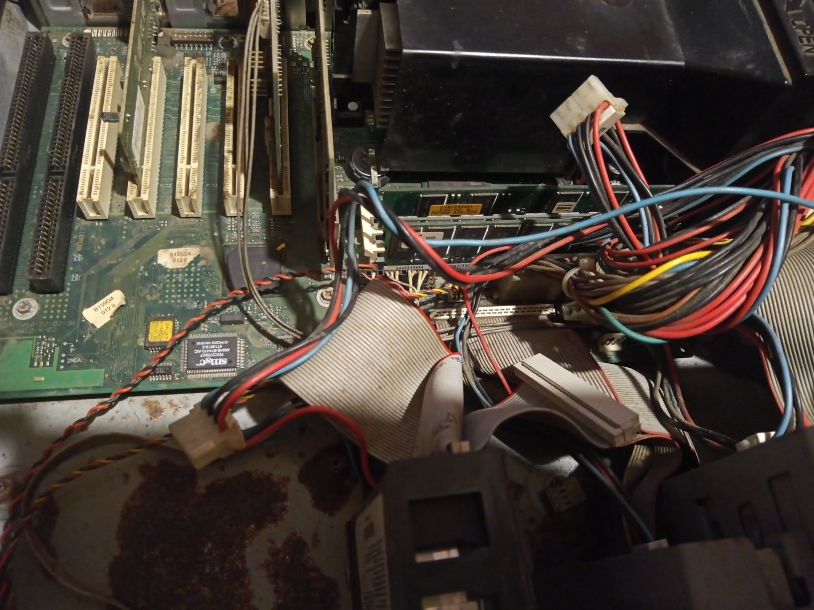 Stary komputer Fujitsu Siemens Pentium 3