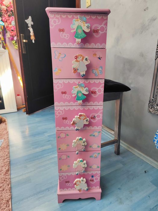 Wąska komoda dziecięca.