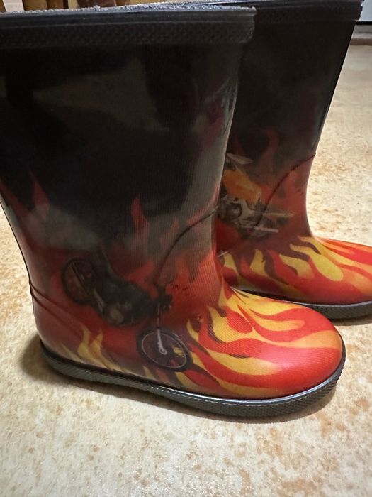 Продам резинові чобітки demar