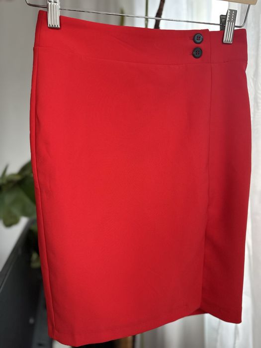 Червона спідниця олівець з розрізом