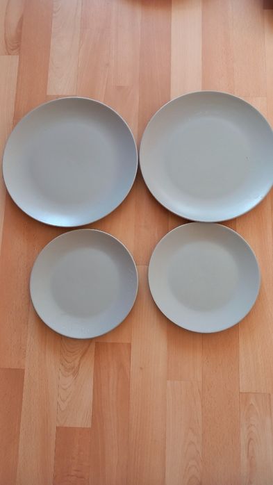 Zestaw 4 talerzy marki Home o średnicy 26 i 20 cm
