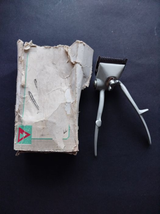 Ручна механічна машинка для стрижки.