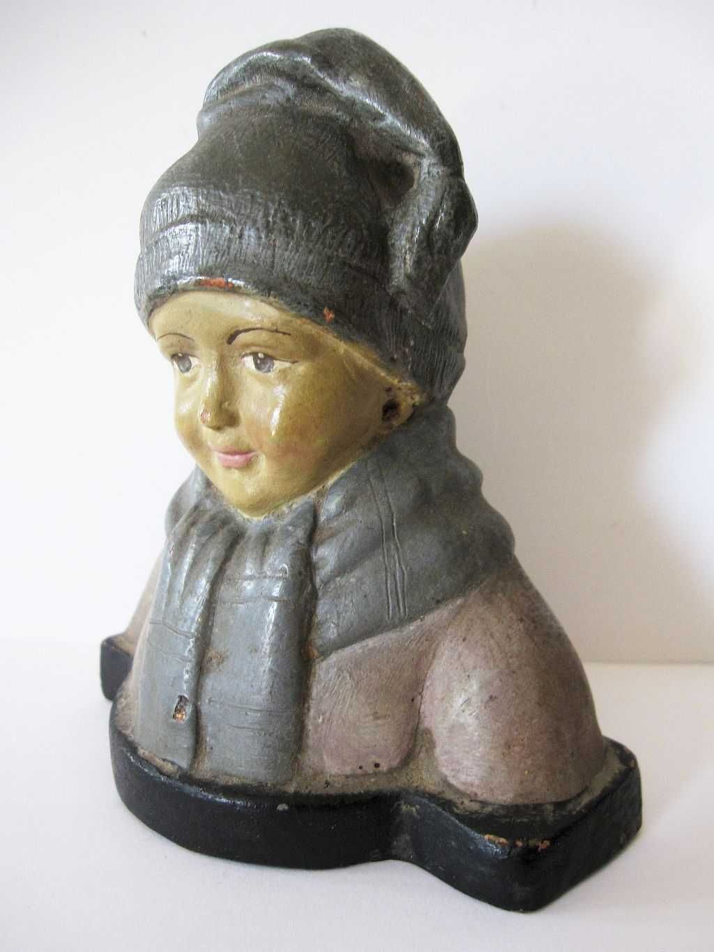 lindo antigo busto de um menino em faiança europeia