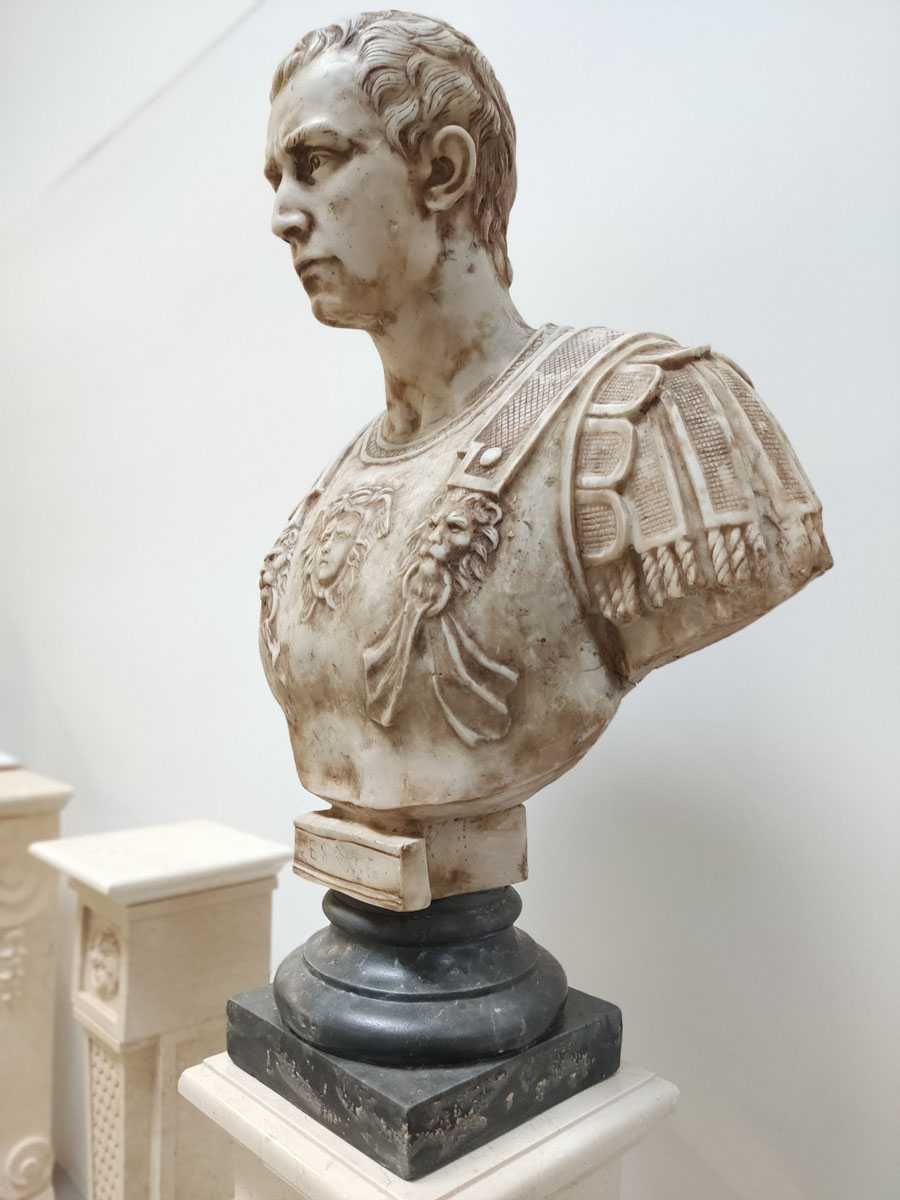 Rzeźba “Popiersie Gajusza Juliusza Cezara” algomarmur  XX w