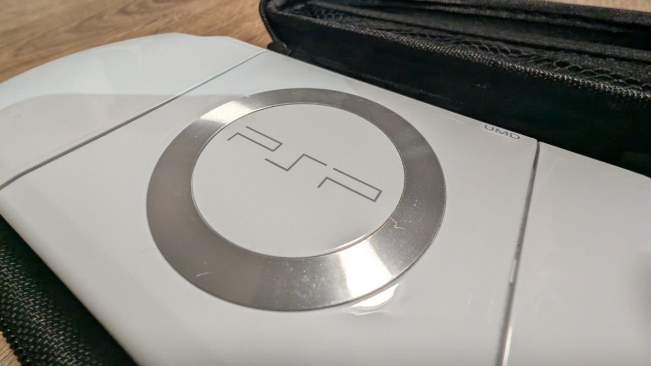 Біла PSP 2000 в гарному стані