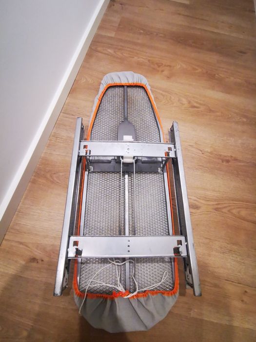 Tábua de passar a ferro embutida e extensível