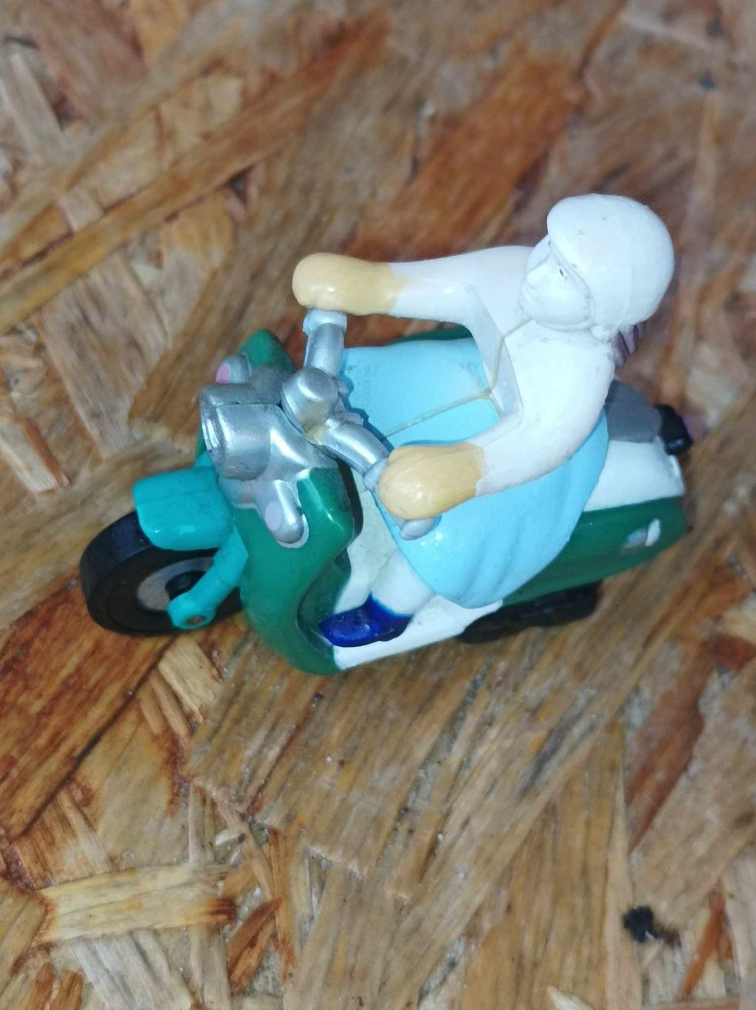 Stara vintage figurka kobieta na skuterze