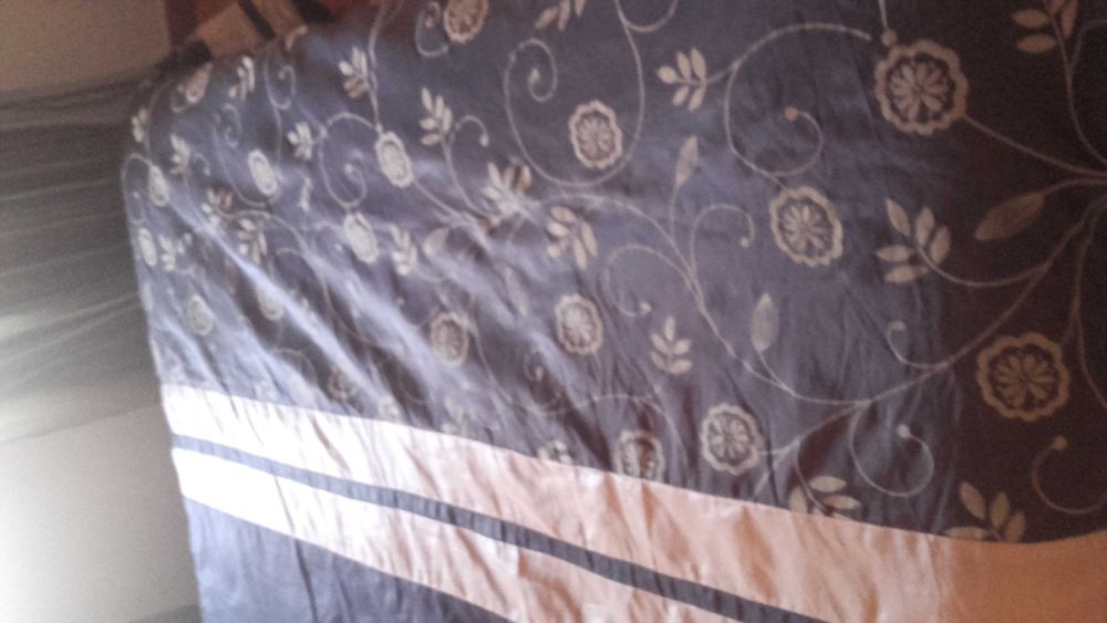 Colcha para cama de casal grande em tons dourada e castanha bom estado