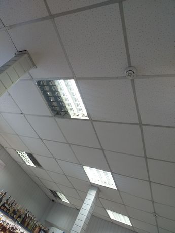 Продам люминесцентные светильники, в потолок армстронг.