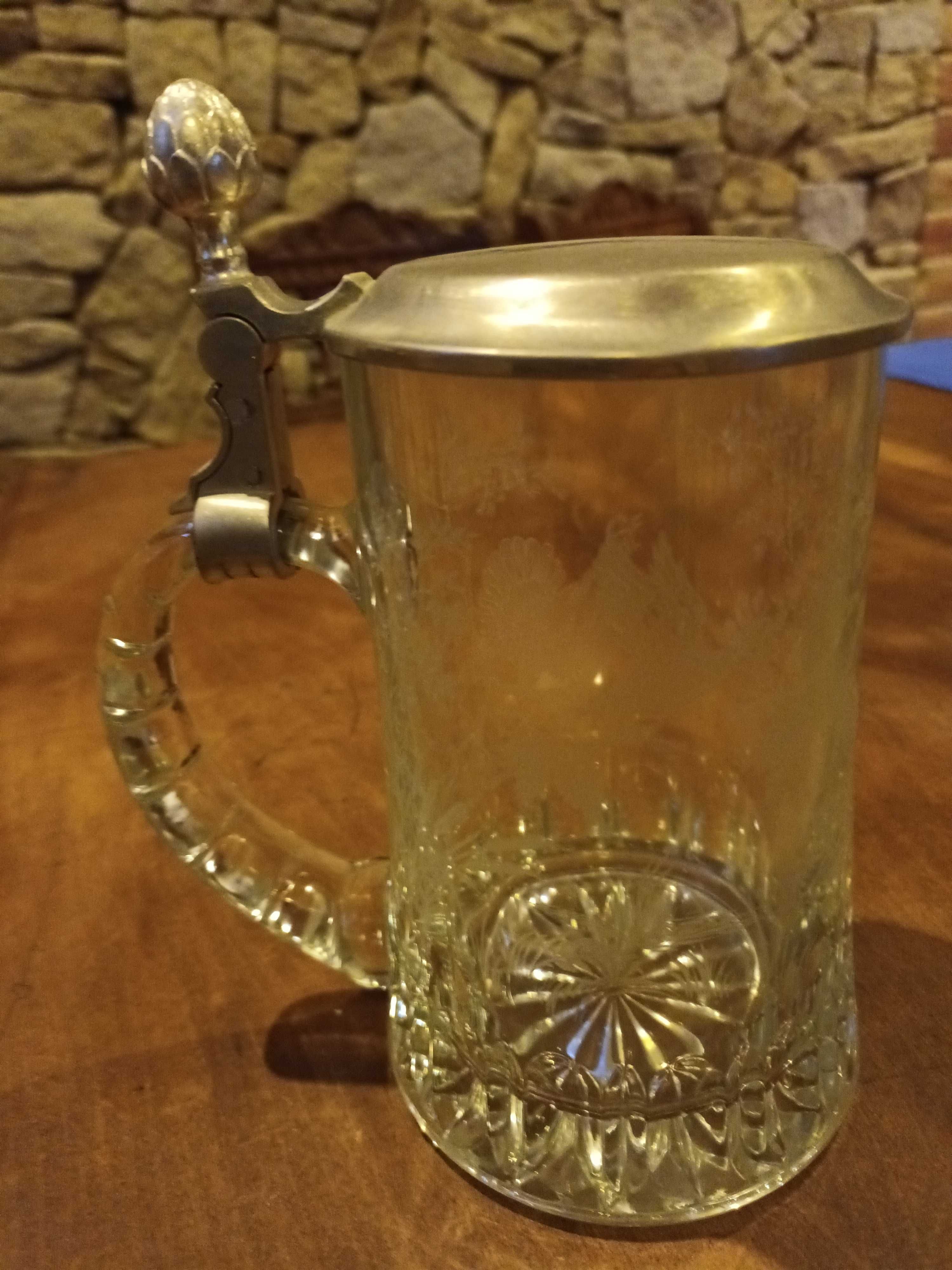szklany zdobiony kufel do piwa z cynowym deklem