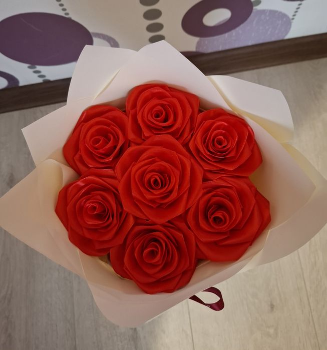 Bukiet 7 czerownych róż ze wstążki