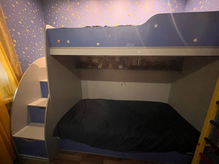 Двоповерхове дитяче ліжко