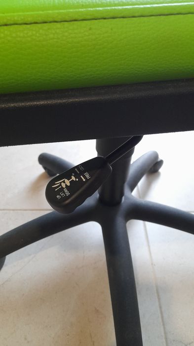 Cadeira de escritório com cinco rodas