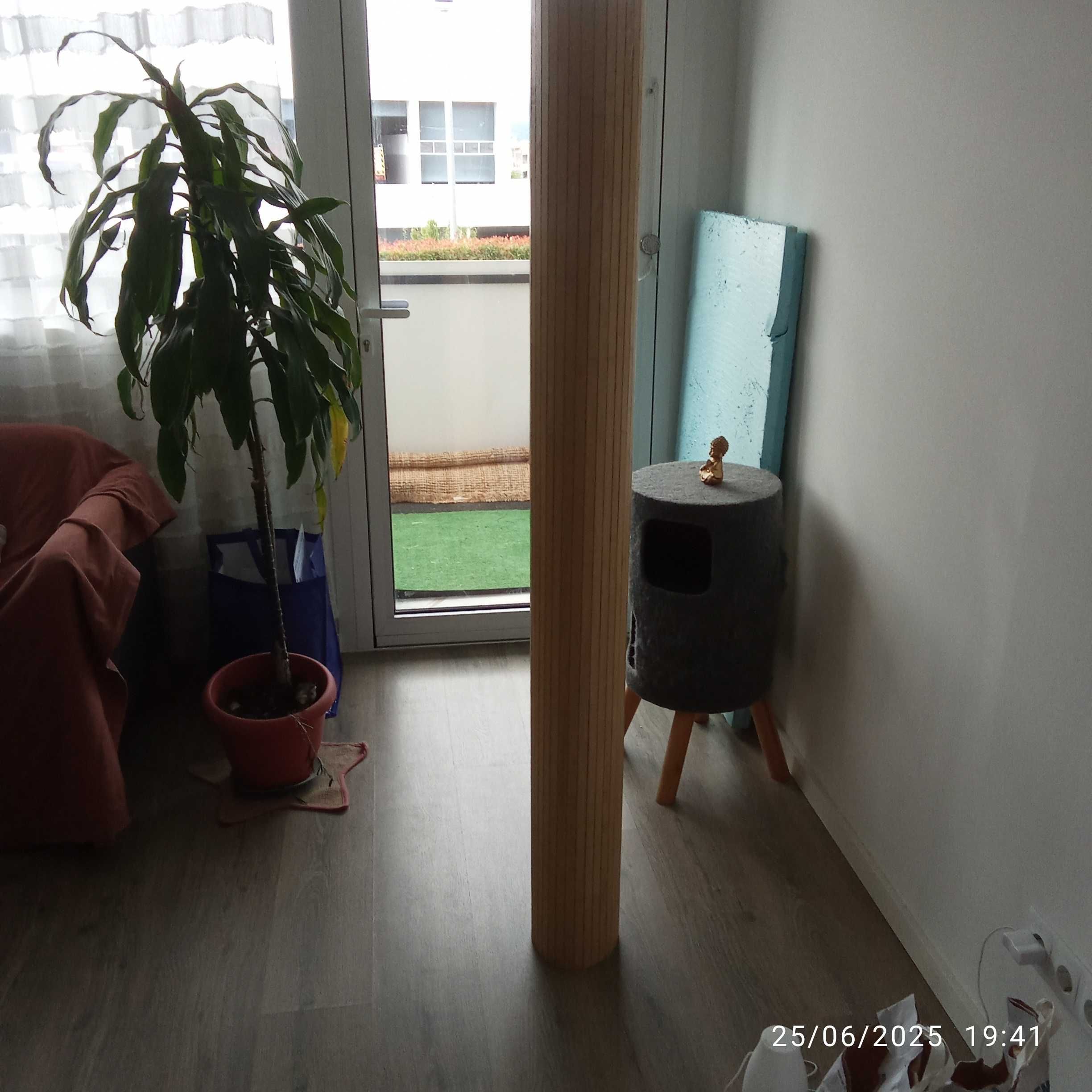 Vendo biombo madeira natural / tecido novo alt. 165cm / comp. 240cm