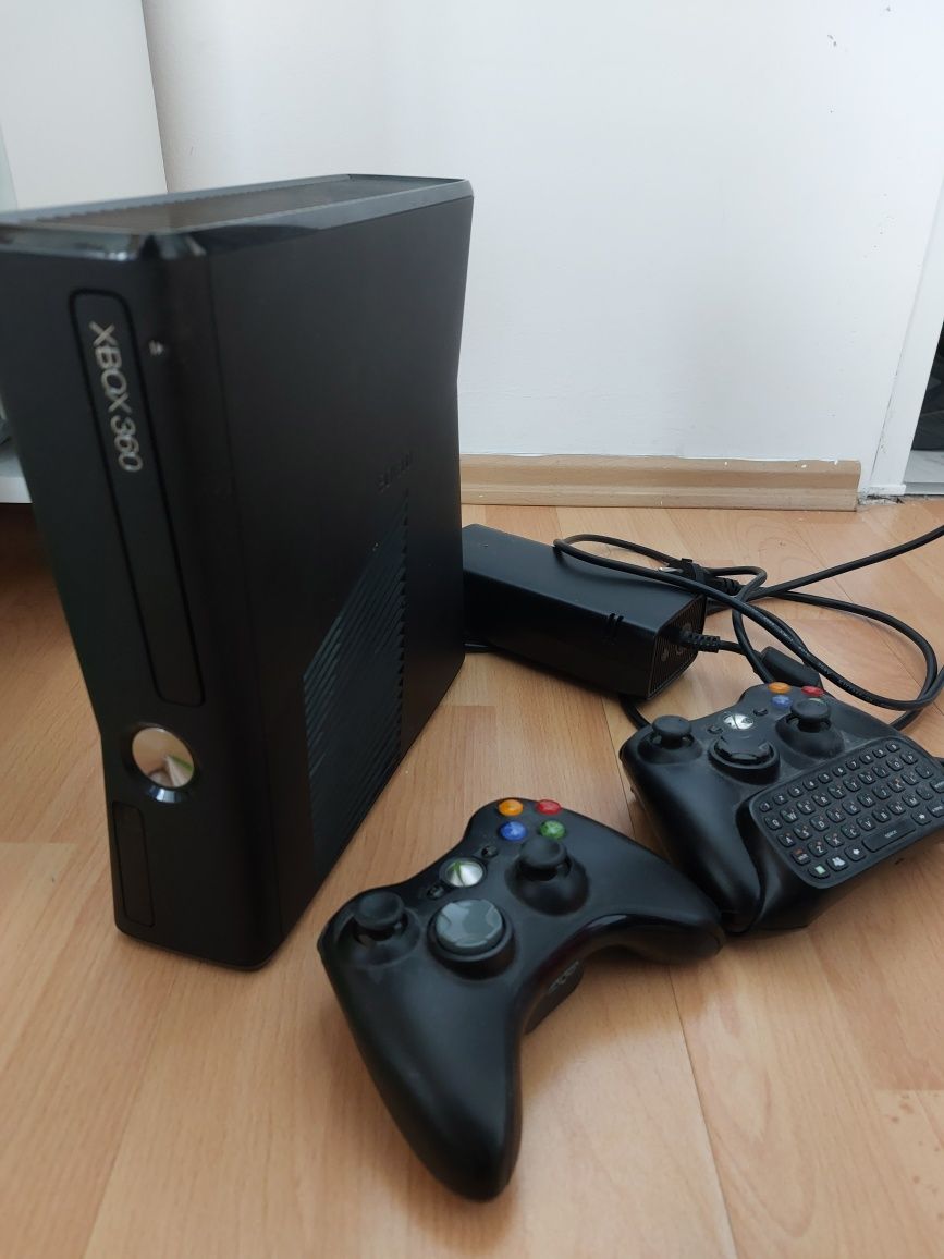 Xbox 360 z 2 padami i zasilaczem + gra Pure Gratis