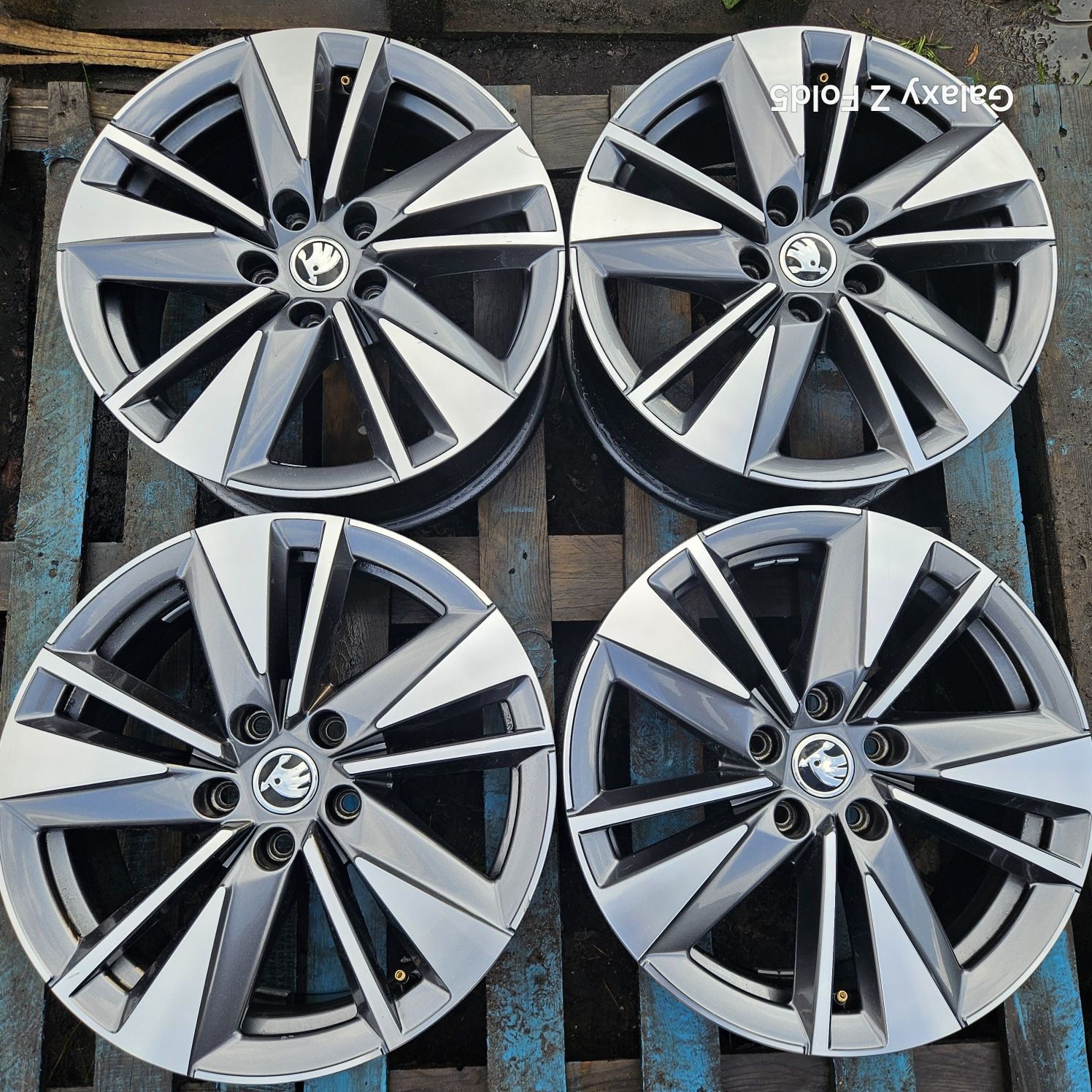 Alufelgi 17 Skoda Octavia Karoq Superb Yeti Kamiq VW Seat 5x112 ET45