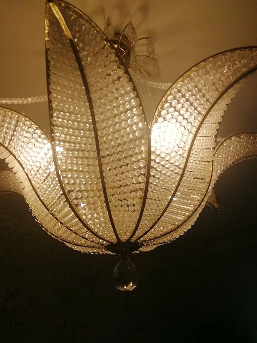 Хрустальная люстра в виде цветка. Элегантная.