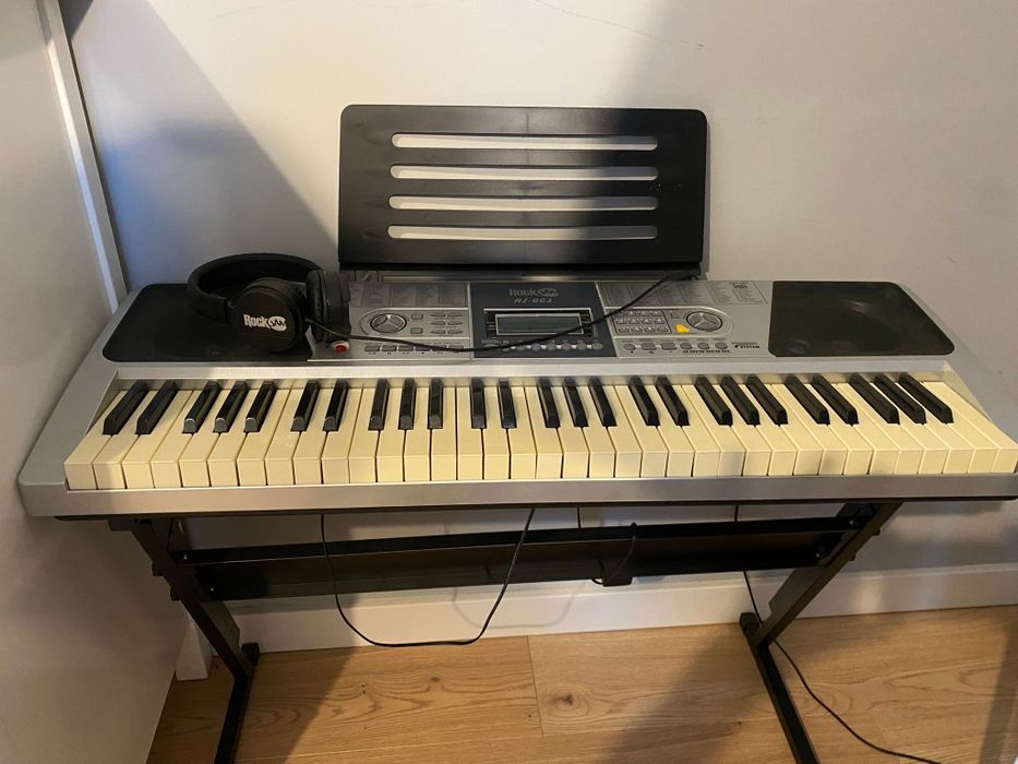 Keyboard na stelażu+ słuchawki