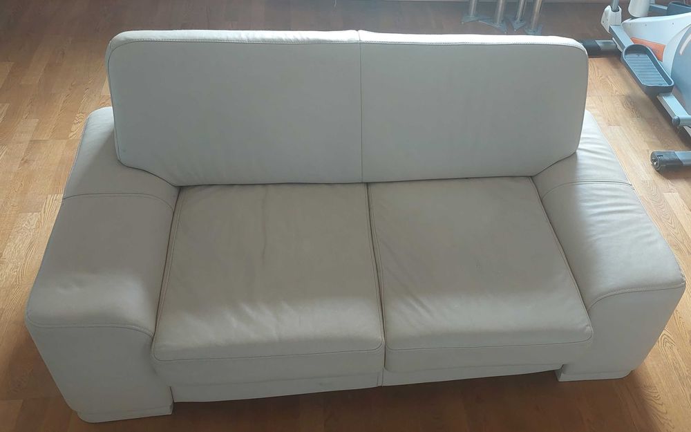 Sofa skurzana w kolorze kremowym
