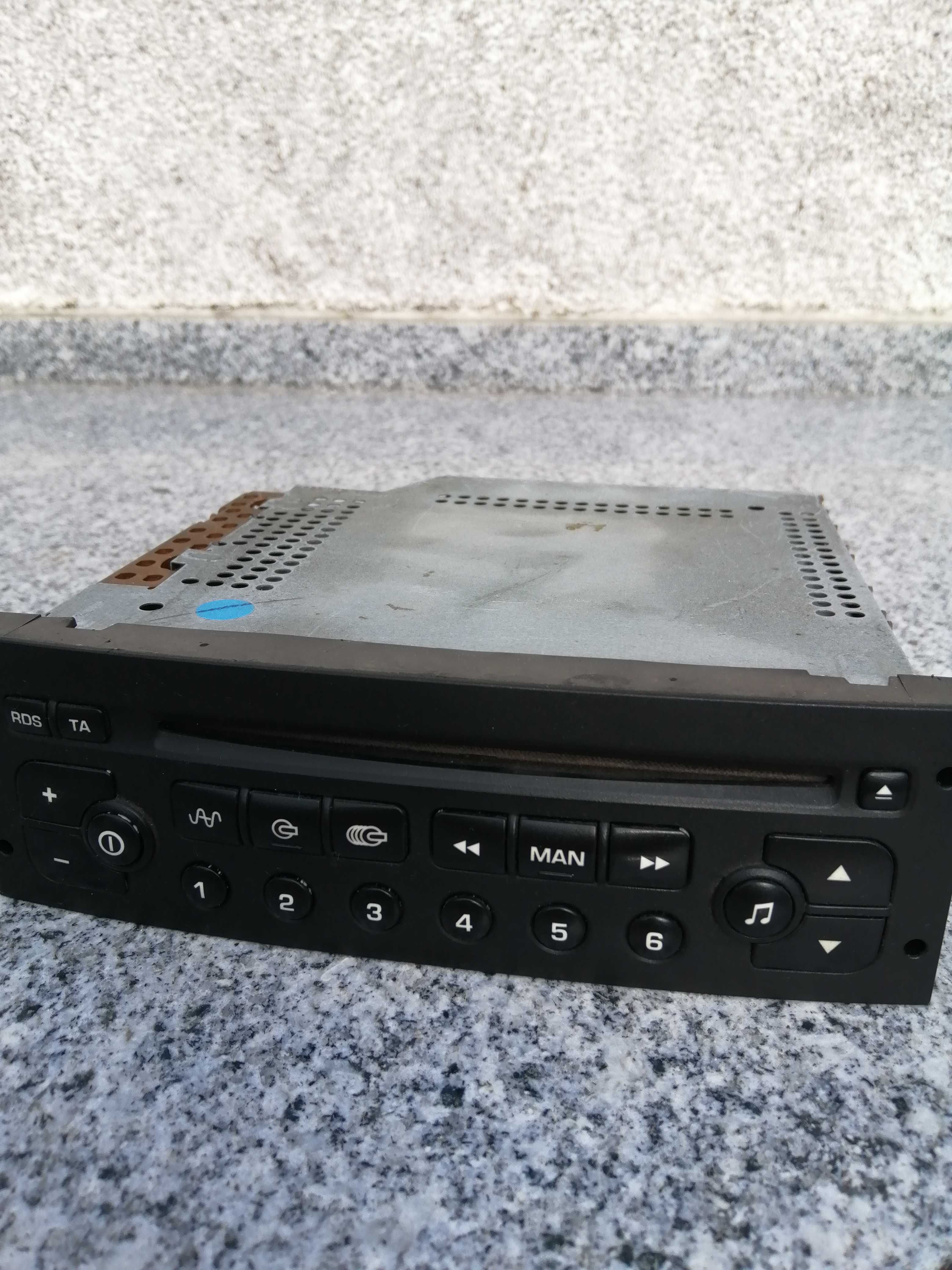 Autoradio Peugeot 206 CD avariado