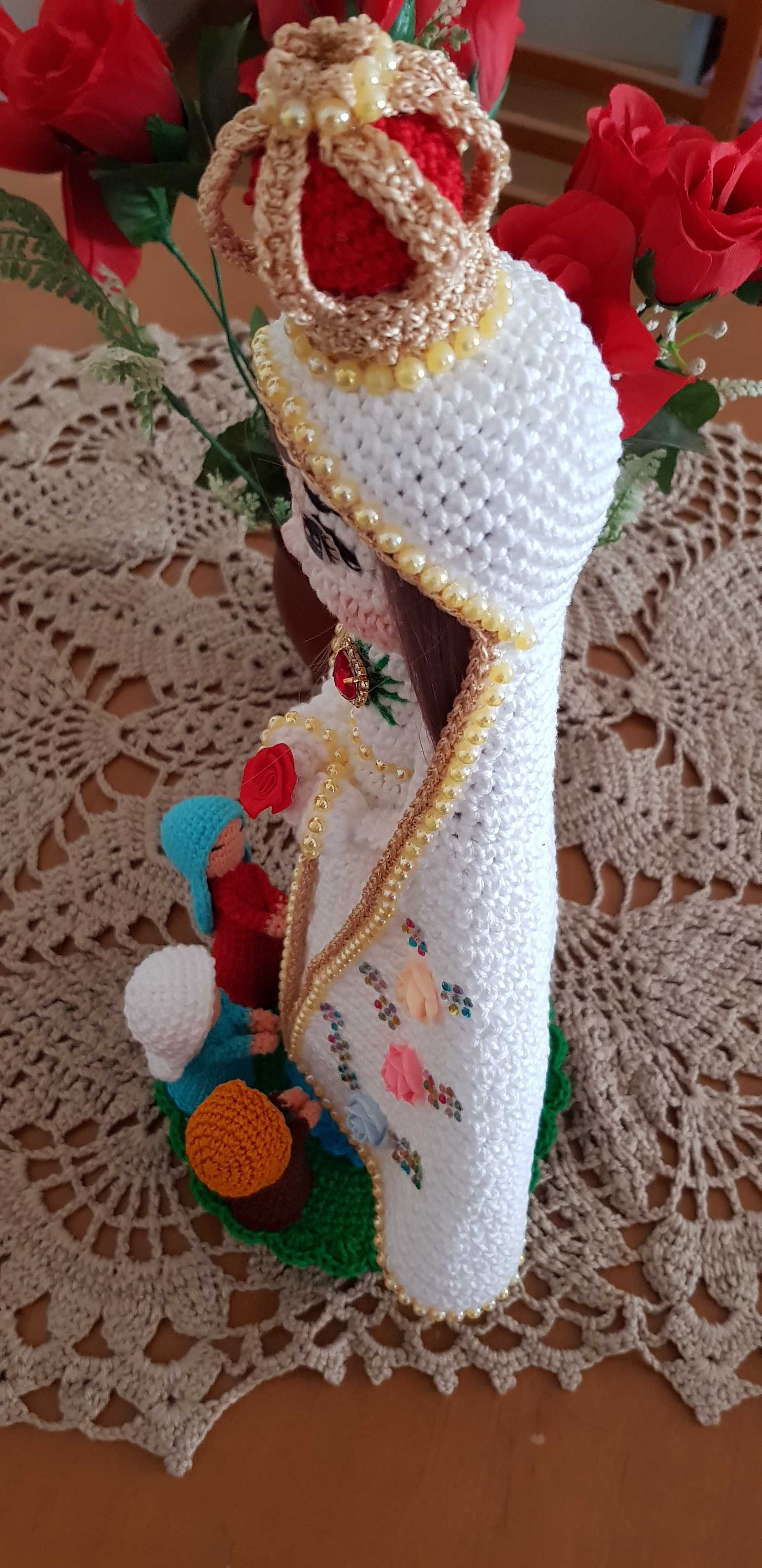 Santinha Nossa Senhora de Fátima e os Três Pastorinhos Amigurumi.