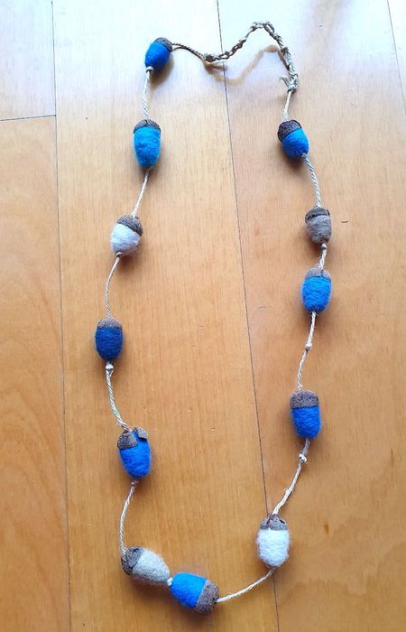 Colar artesanal azul, de bolotas em lã merino