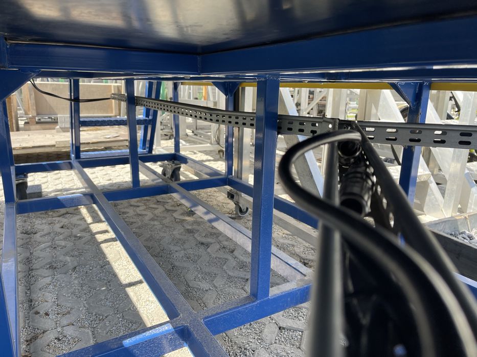 Podest jezdny akumulatorowy. Rampa. Drabina magazyn. Platforma.