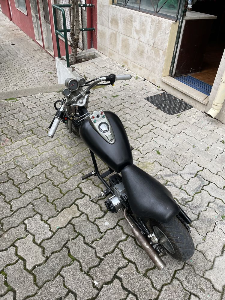 Mini Chopper 49cc com motor de arranque elétrico.