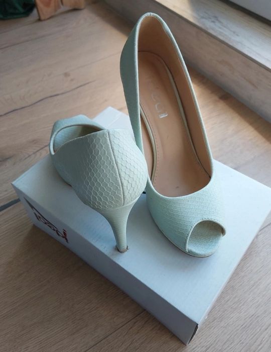 Miętowe obcasy z odryktym palcem