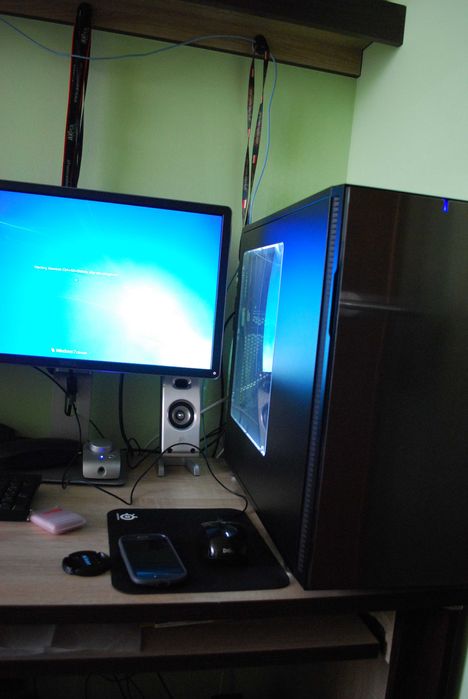Komputer stacjonarny do gier oraz biura lub domu Mocny 2 monitory