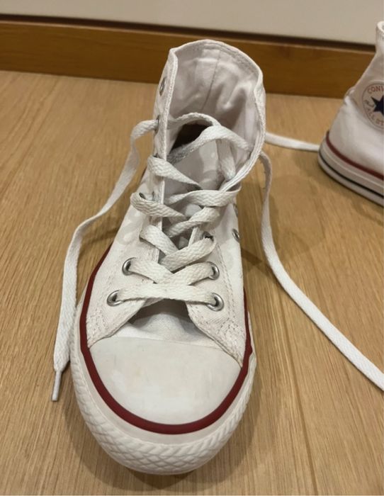 Sapatilhas All Star brancas em bom estado, tamanho de criança