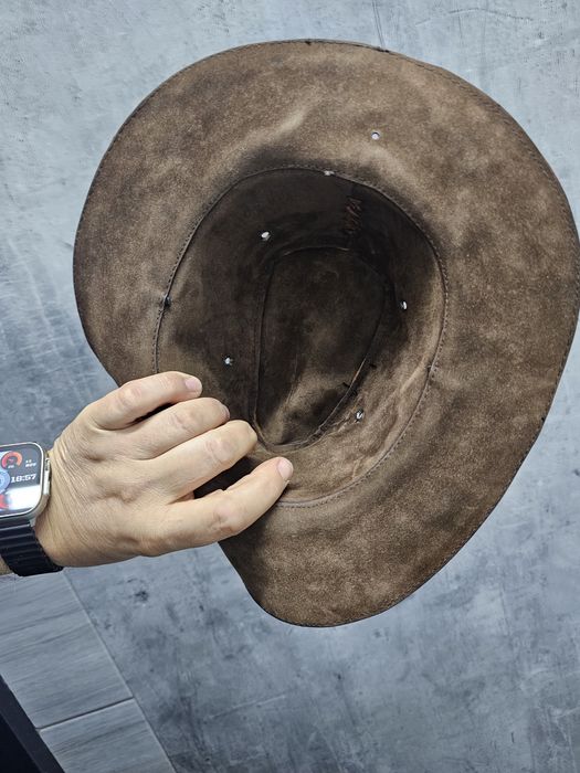 Skórzany australijski kapelusz bogato zdobiony.