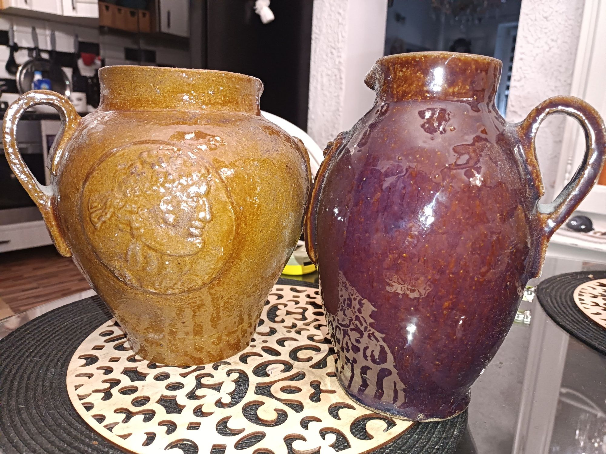 Stare dzbany ceramiczne(bunclowe)z płaskorzeźbami komplet