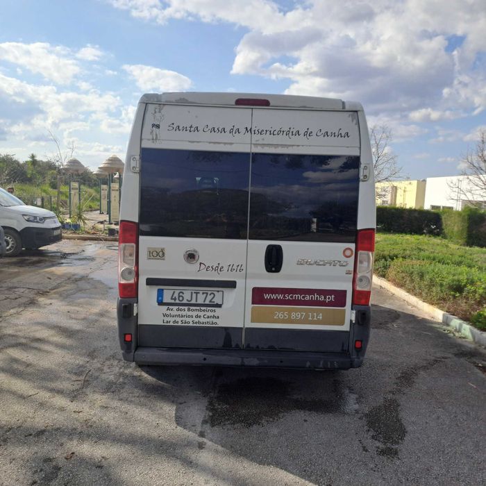 Fiat Ducato com plataforma para cadeira de rodas em bom estado