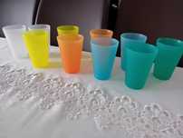 10 kolorowych plastikowych kubków w idealnym stanie.