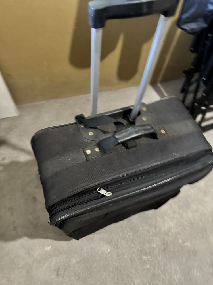 Mala preta grande de viagem