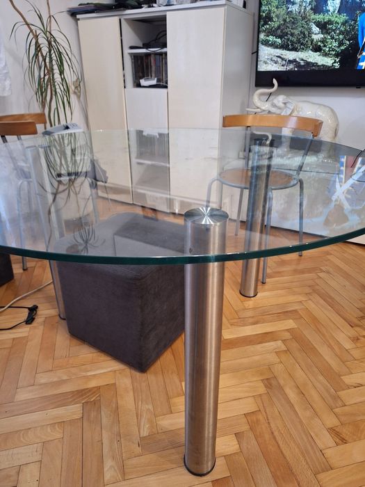 Stół szklany na metalowych nogach